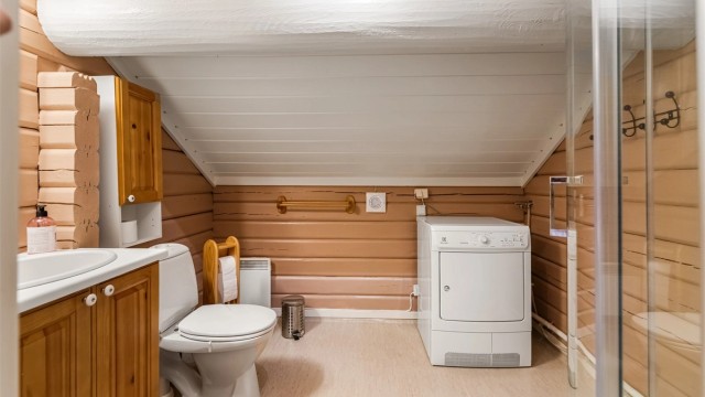 Bad i 2. etasje med opplegg til vaskemaskin i tillegg.