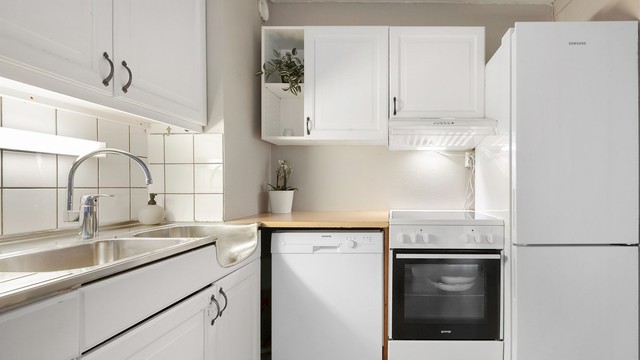 Kjøkkenet er utstyrt med vegghengt ventilator og har mekanisk avtrekk via fellesanlegg.