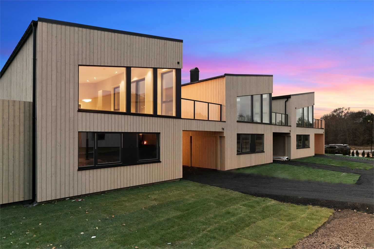 I front får boligene en liten gressplen. Bilde av solgte enheter.