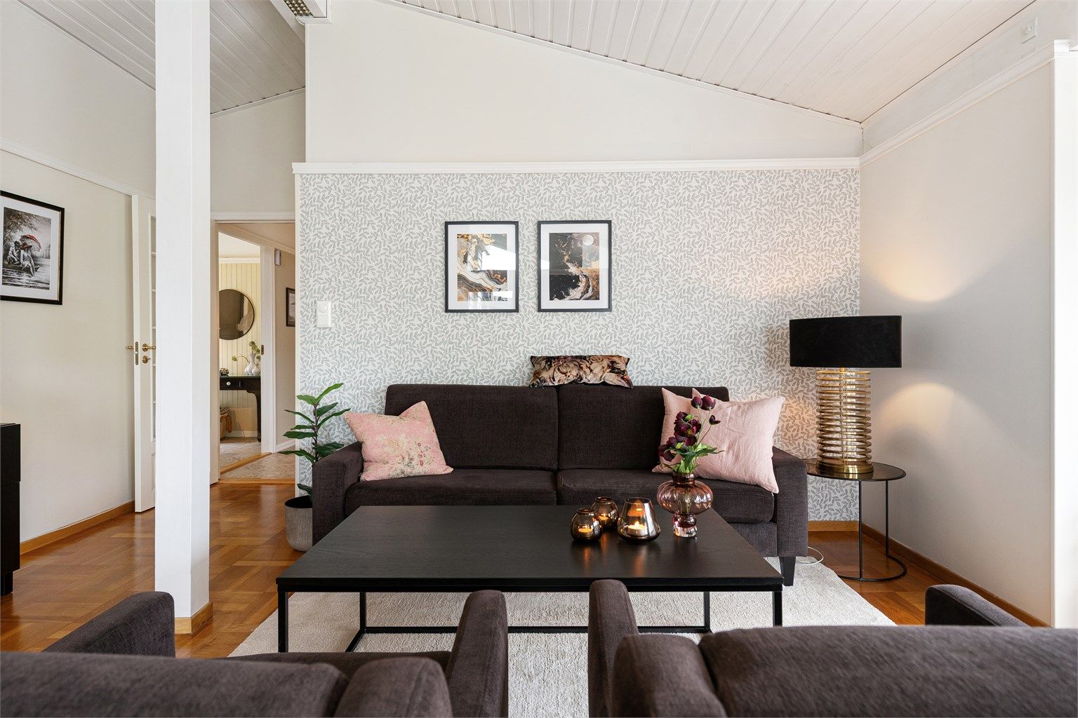 Stuen har god plass til en romslig sofagruppe