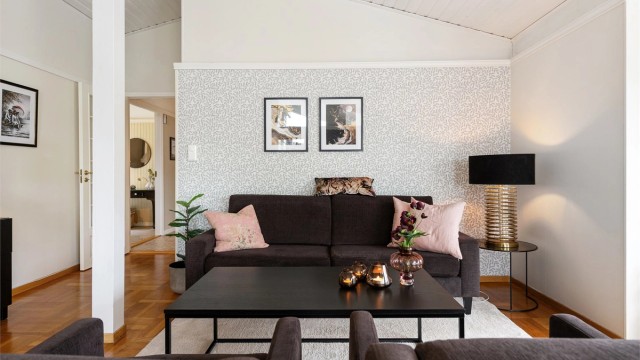 Stuen har god plass til en romslig sofagruppe