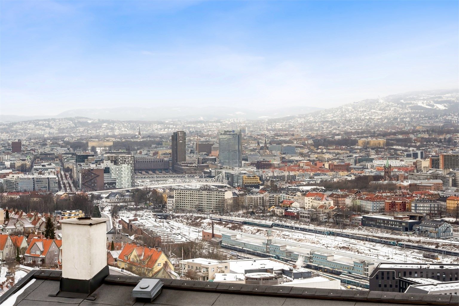 Luftig og herlig utsikt fra boligen og terrassen. Beliggenheten gir nærhet til både byens fasiliteter og grønne lunger. Foto: Martine Eren Jacobsen.
