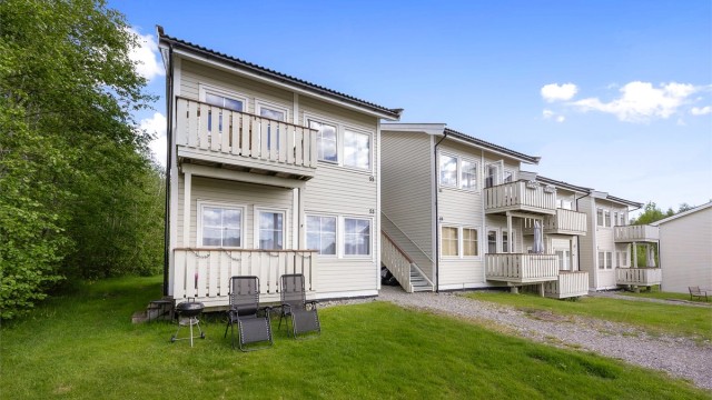 Leiligheten ligger i første etasje i et rekkehus fra 2005 med liggende trekledning.
