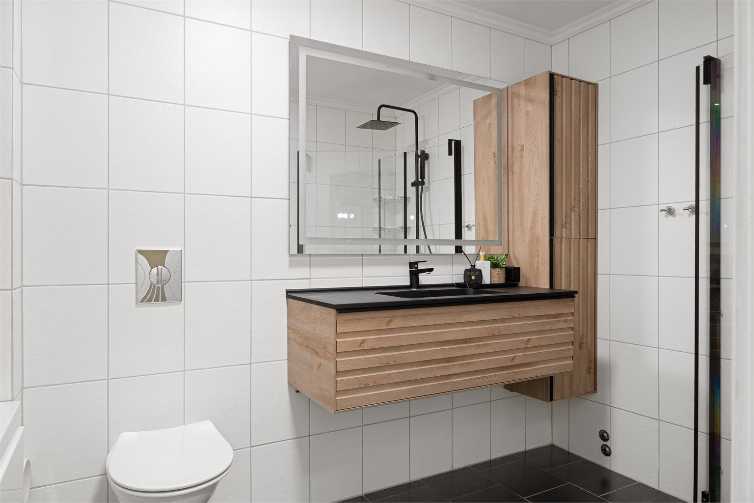 Badet er av god størrelse, og har rikelig med oppbevaringsplass