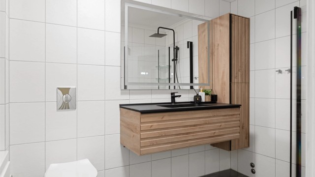 Badet er av god størrelse, og har rikelig med oppbevaringsplass