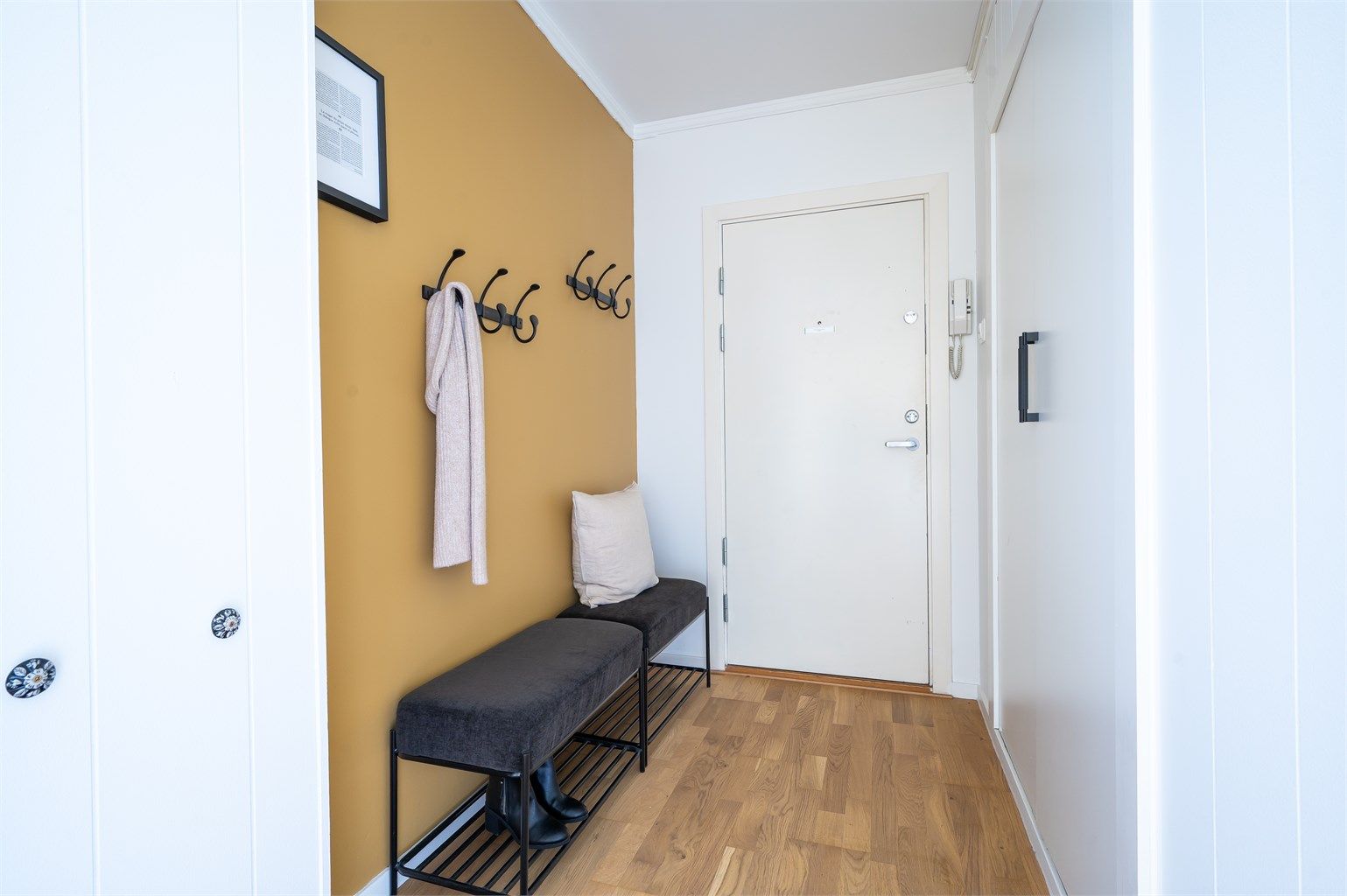 Velkomen inn! Entreen er svært praktisk med plassbygde garderobeløsninger. 