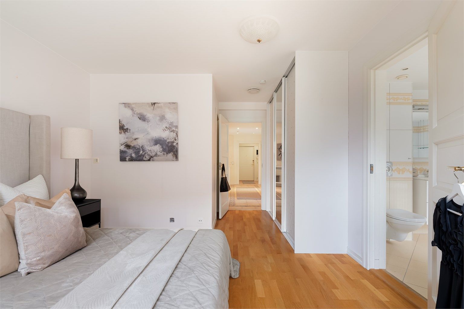 Soverommet har adkomst via entré og har direkte adkomst til innvendig bod.