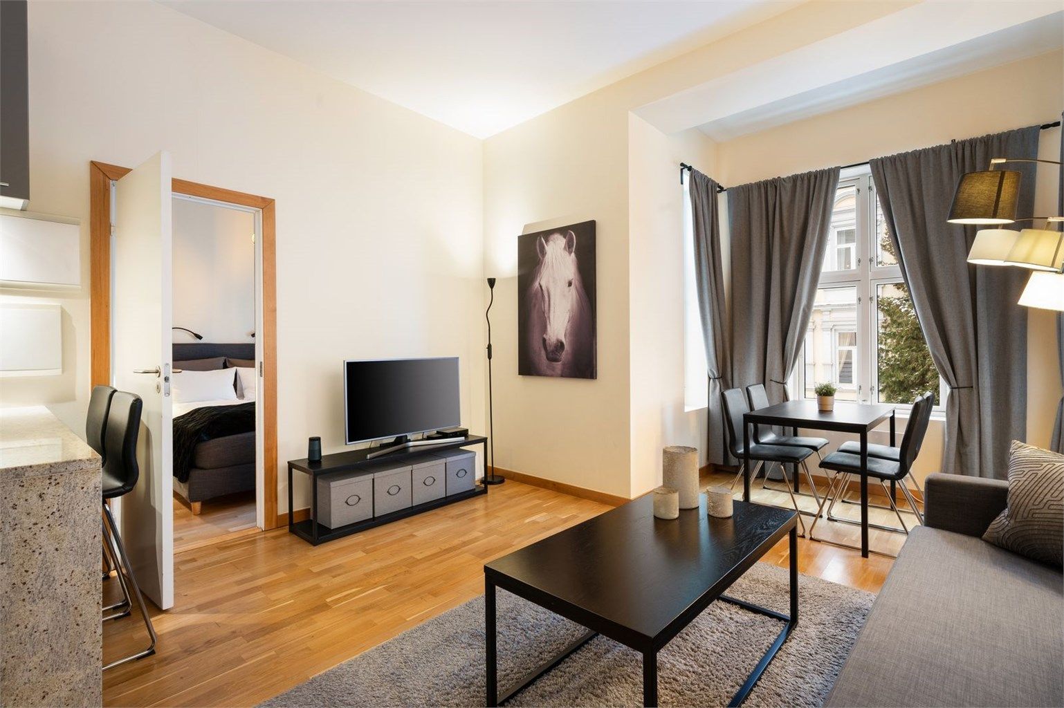  En hyggelig 2-roms med god takhøyde og åpen planløsning