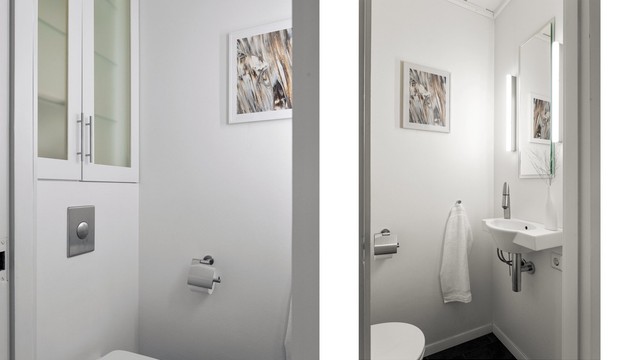 Praktisk separat toalettrom med vegghengt toalett og gjennomførte materialvalg i samme stil som badet.