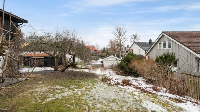Fra eiendommen er det kort vei til Bekkestua Senter med et bredt utvalg av butikker og tjenester.