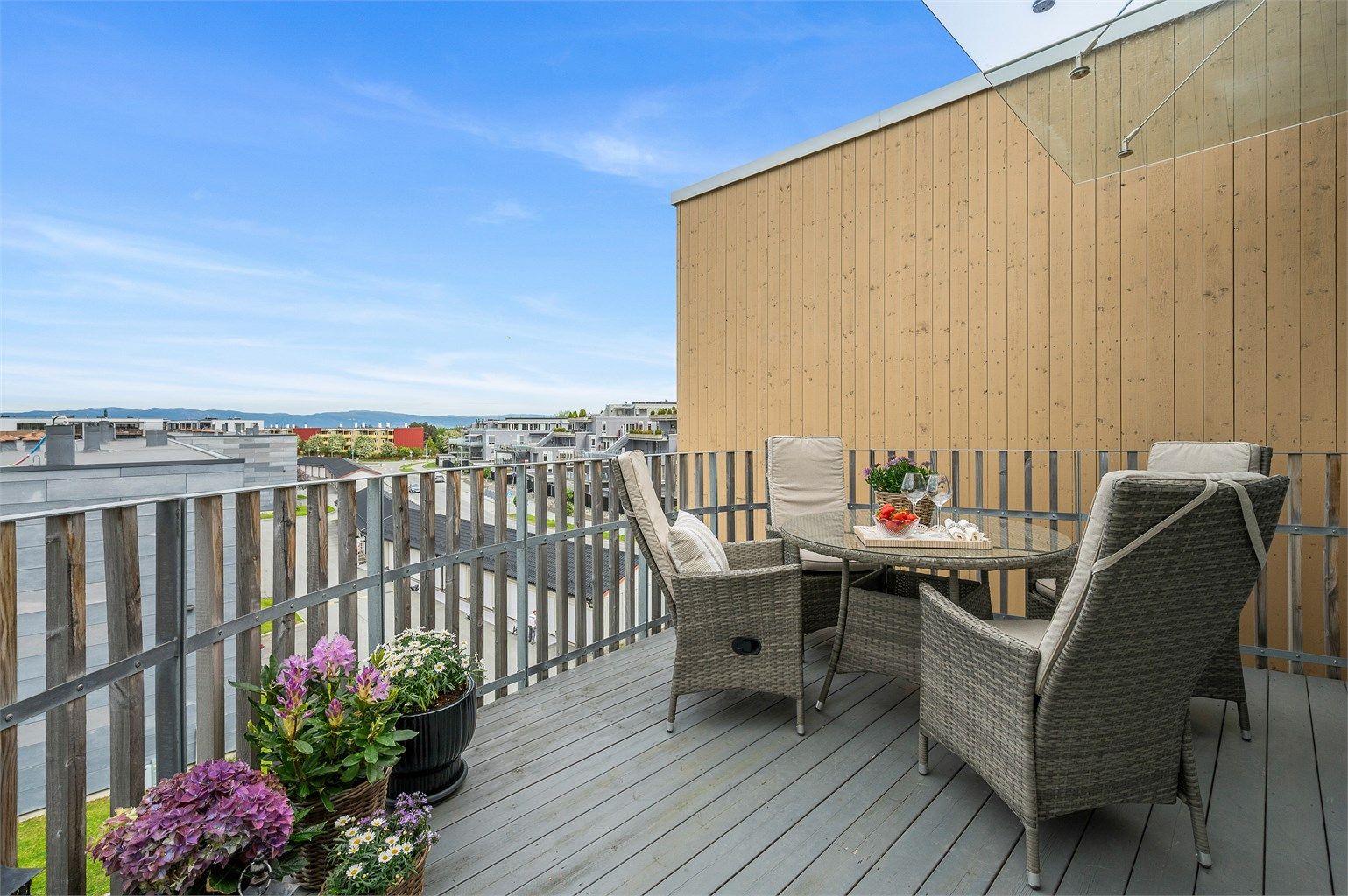 Balkongen oppleves som usjenert og har god plass til ønsket utemøblement og grill. 