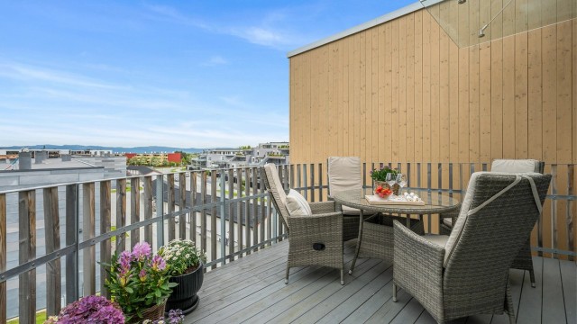 Balkongen oppleves som usjenert og har god plass til ønsket utemøblement og grill.