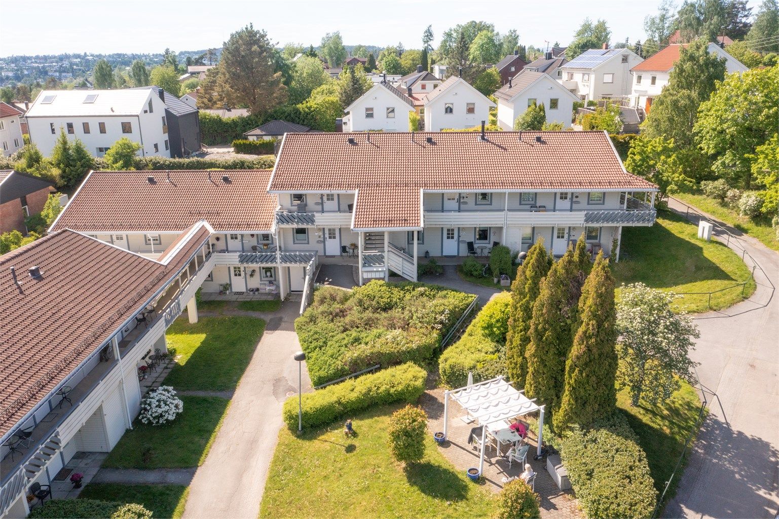 Østbygrenda Borettslag er et veletablert seniorborettslag med pent opparbeidede fellesarealer, rolige omgivelser og kort vei til både servicetilbud, kollektivtransport og flotte turmuligheter i Østmarka. Dronefoto: Martine Eren Jacobsen