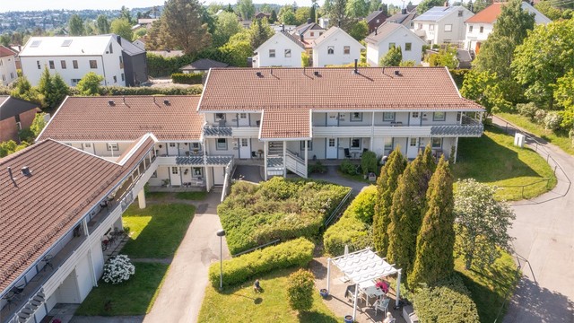 Østbygrenda Borettslag er et veletablert seniorborettslag med pent opparbeidede fellesarealer, rolige omgivelser og kort vei til både servicetilbud, kollektivtransport og flotte turmuligheter i Østmarka. Dronefoto: Martine Eren Jacobsen