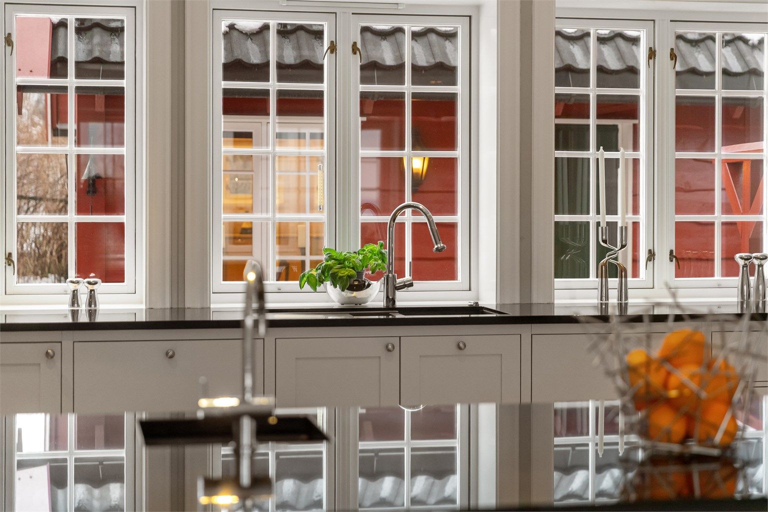 Det delikate kjøkkenet er en fryd å kokkelere på