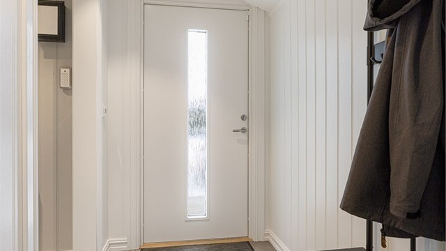 Entréen har flislagt gulv med elektrisk gulvvarme som gir en behagelig velkomst.