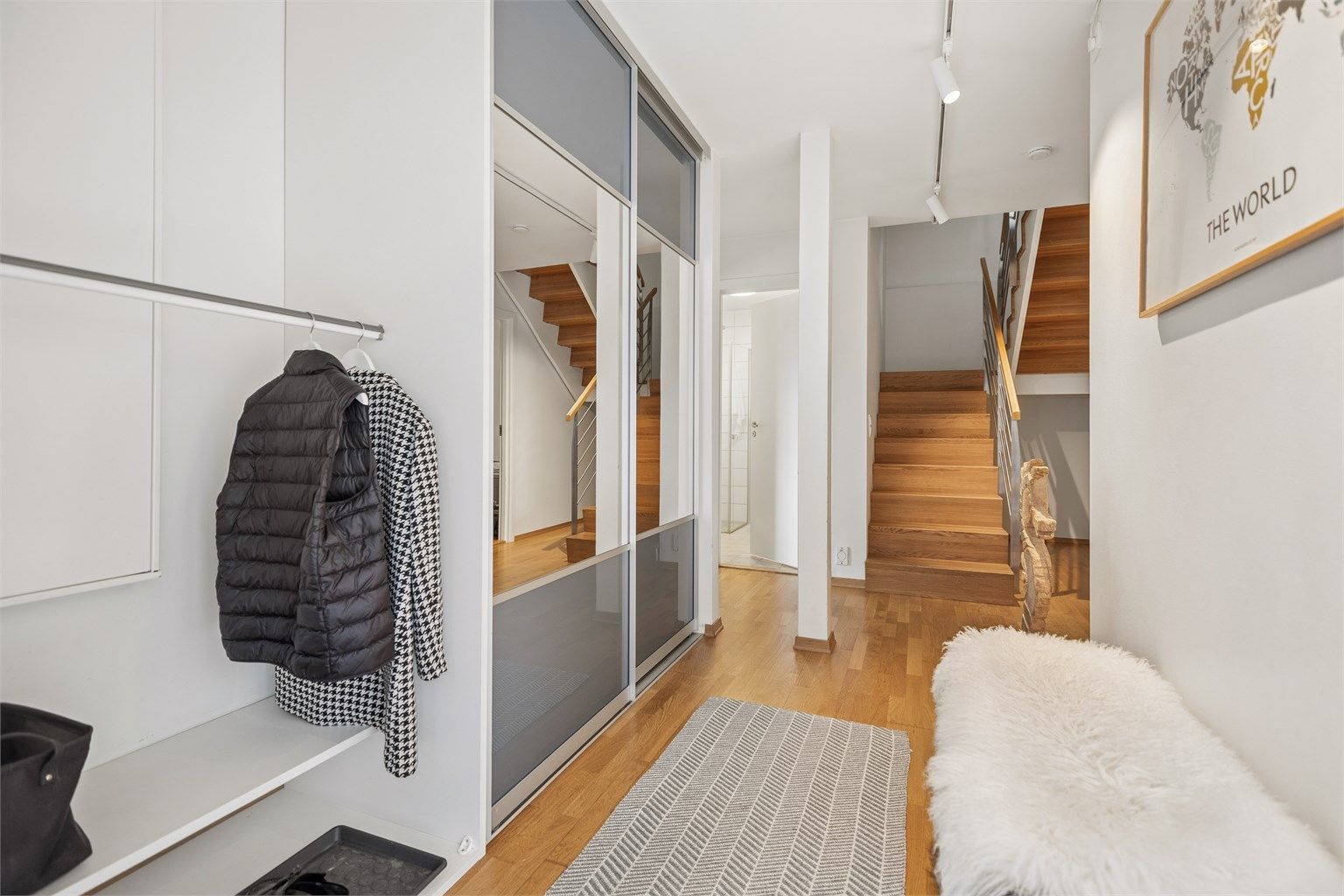 Praktisk skyvedørsgarderobe gir rikelig med oppbevaringsmuligher, og bidrar til et ryddig og hyggelig førsteinntrykk av boligen.