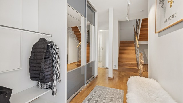 Praktisk skyvedørsgarderobe gir rikelig med oppbevaringsmuligher, og bidrar til et ryddig og hyggelig førsteinntrykk av boligen.