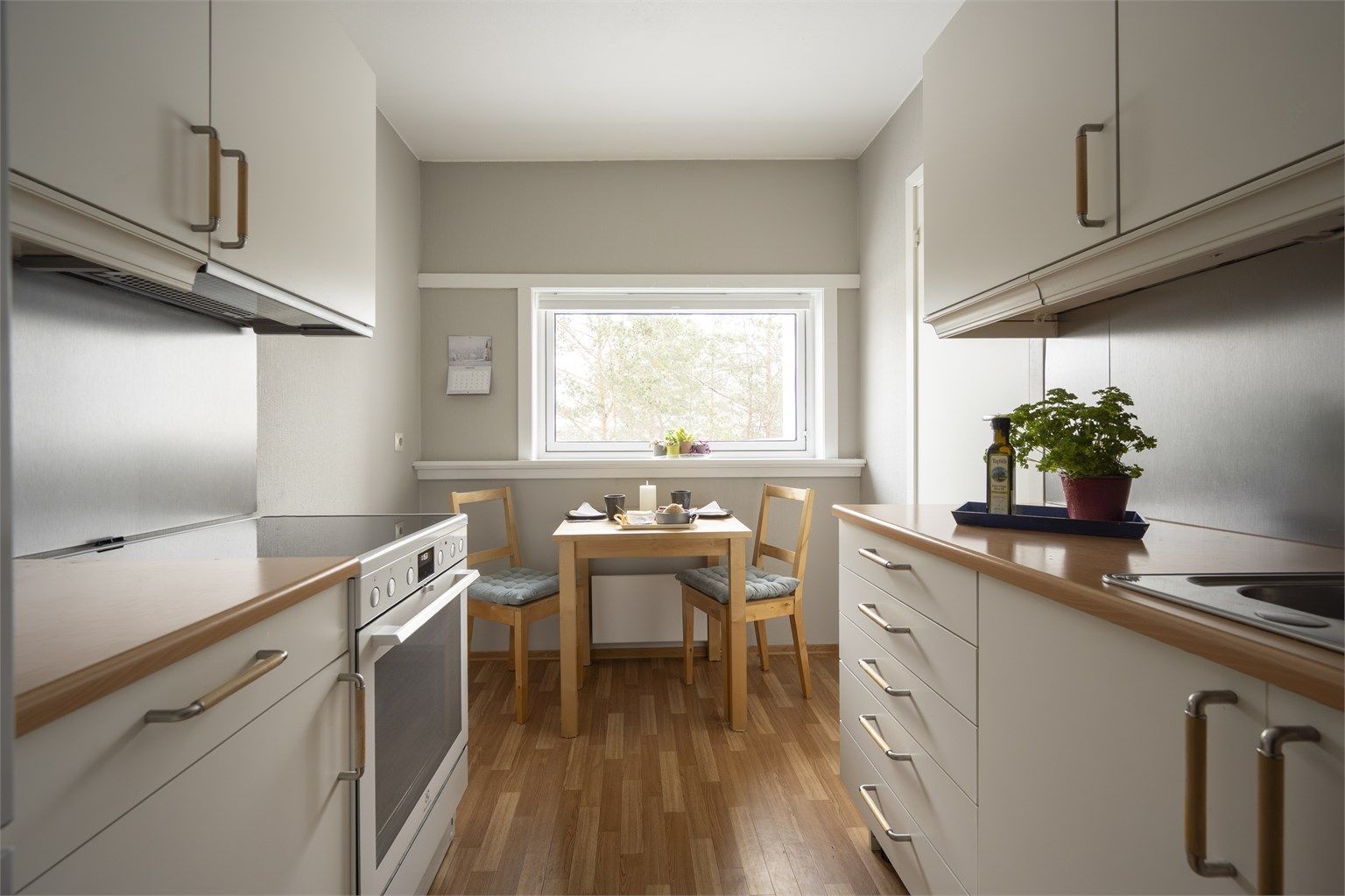 Leilighetens kjøkken er holdt i en praktisk separat løsning, noe som gir deg en fin sone for matlagingen