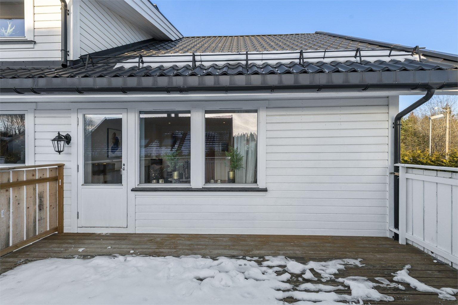 Det er utgang fra stue til terrasseområde.