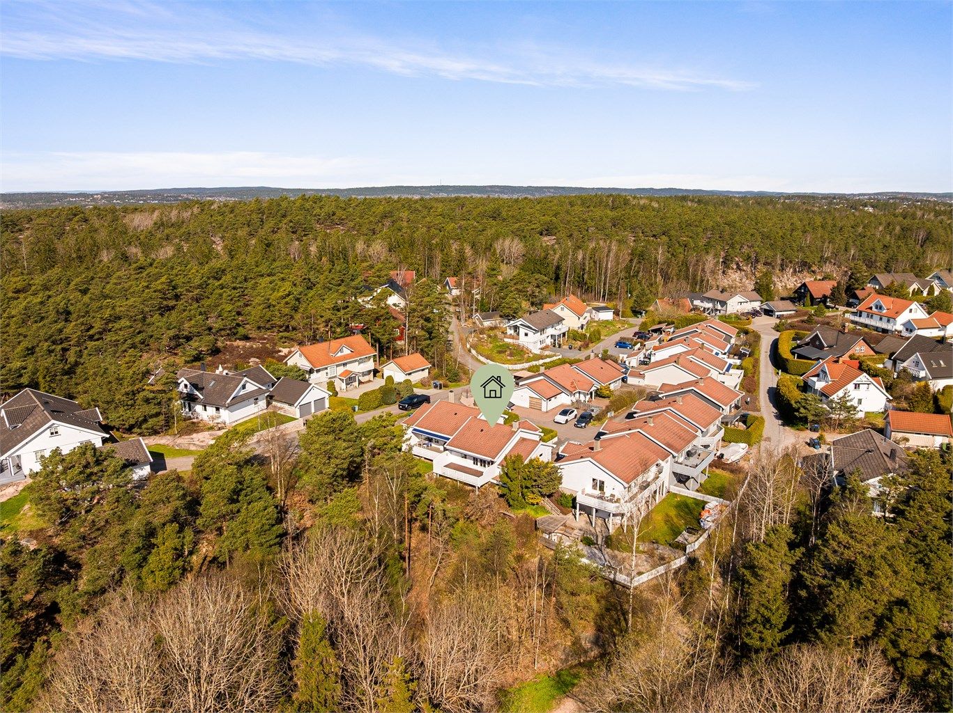 I den solfylte høyden ved Buskogen ligger Blåveisåsen 25 - halvparten av en vertikaldelt tomannsbolig oppført i 1990. Fotograf; Kristoffer Kristiansen.