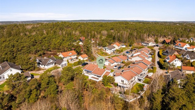 I den solfylte høyden ved Buskogen ligger Blåveisåsen 25 - halvparten av en vertikaldelt tomannsbolig oppført i 1990. Fotograf; Kristoffer Kristiansen.