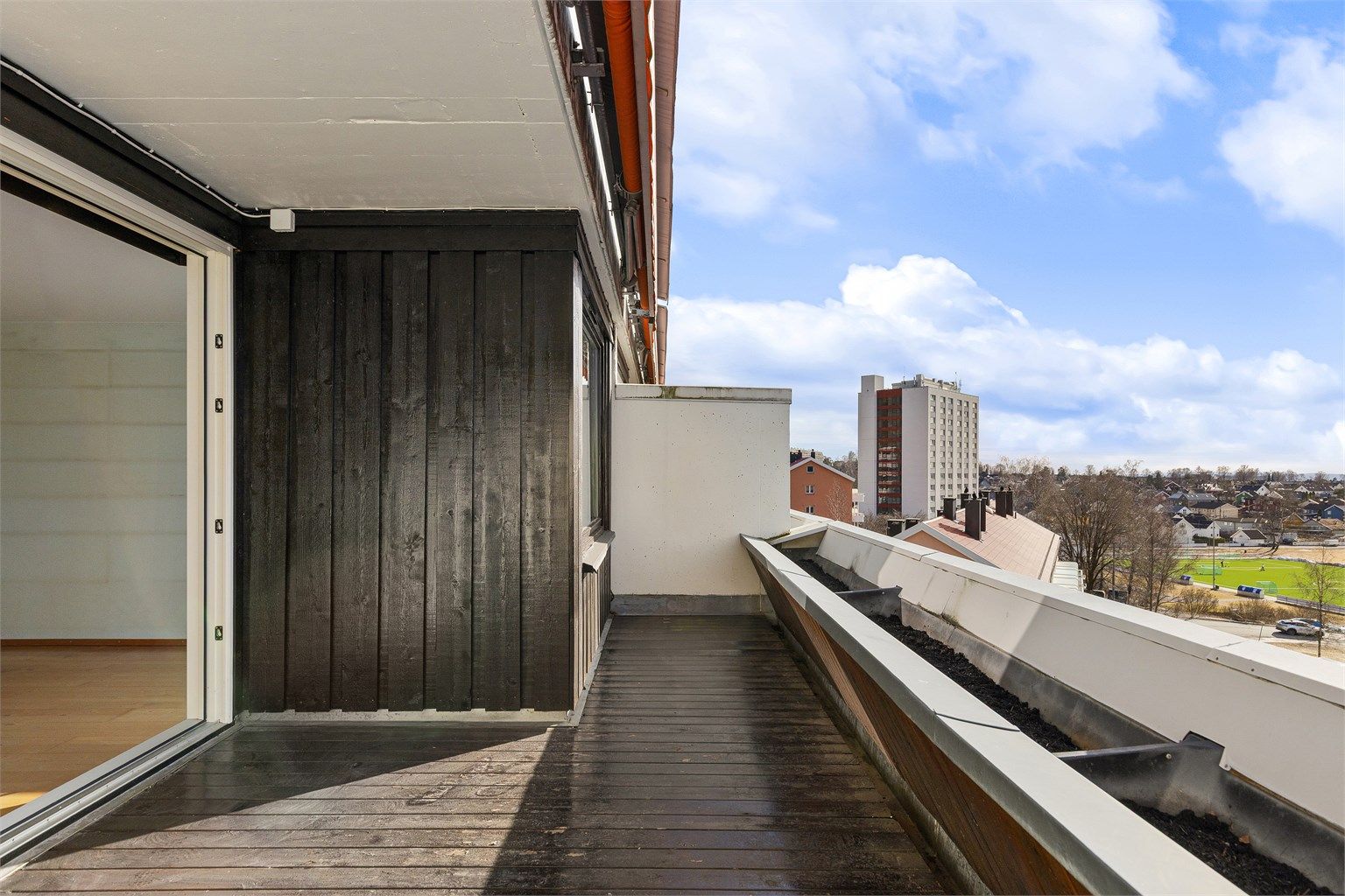 Leiligheten ligger luftig til i byggets 8. etasje, med nydelig utsikt og flotte solforhold. Foto: Petter Tanum/Tanumfoto