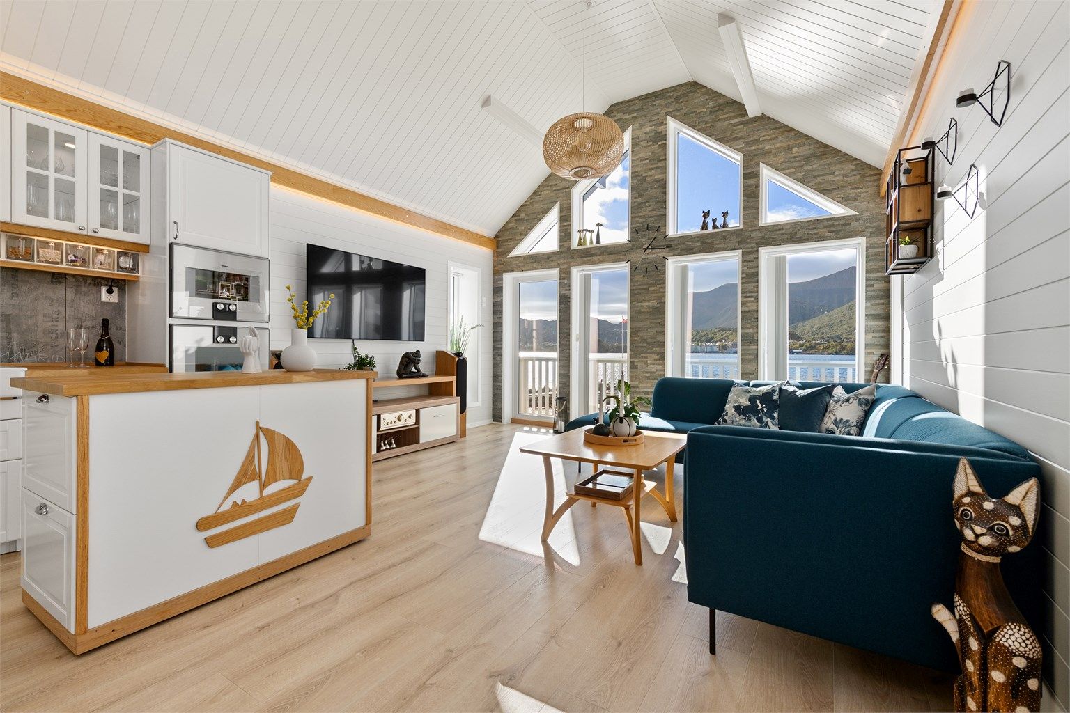 Stue/kjøkken i 1. etasje med god takhøyde