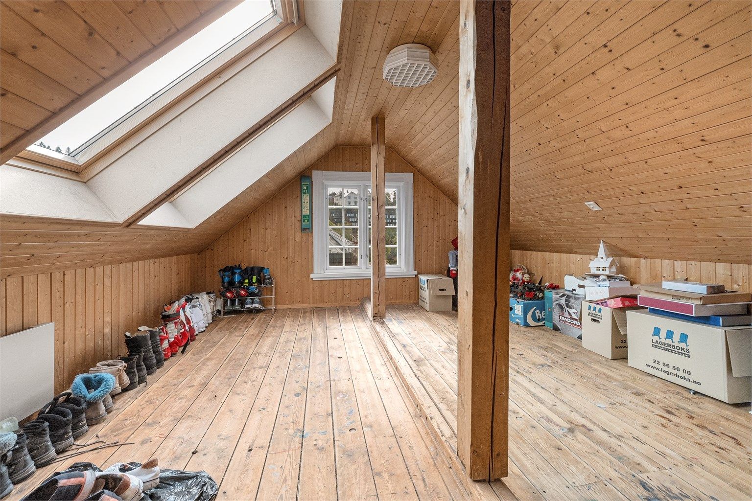 Loftet gir rikelig med lagringsplass. Takvinduer gir godt arbeidslys.