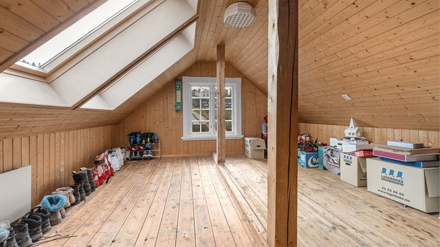 Loftet gir rikelig med lagringsplass. Takvinduer gir godt arbeidslys.
