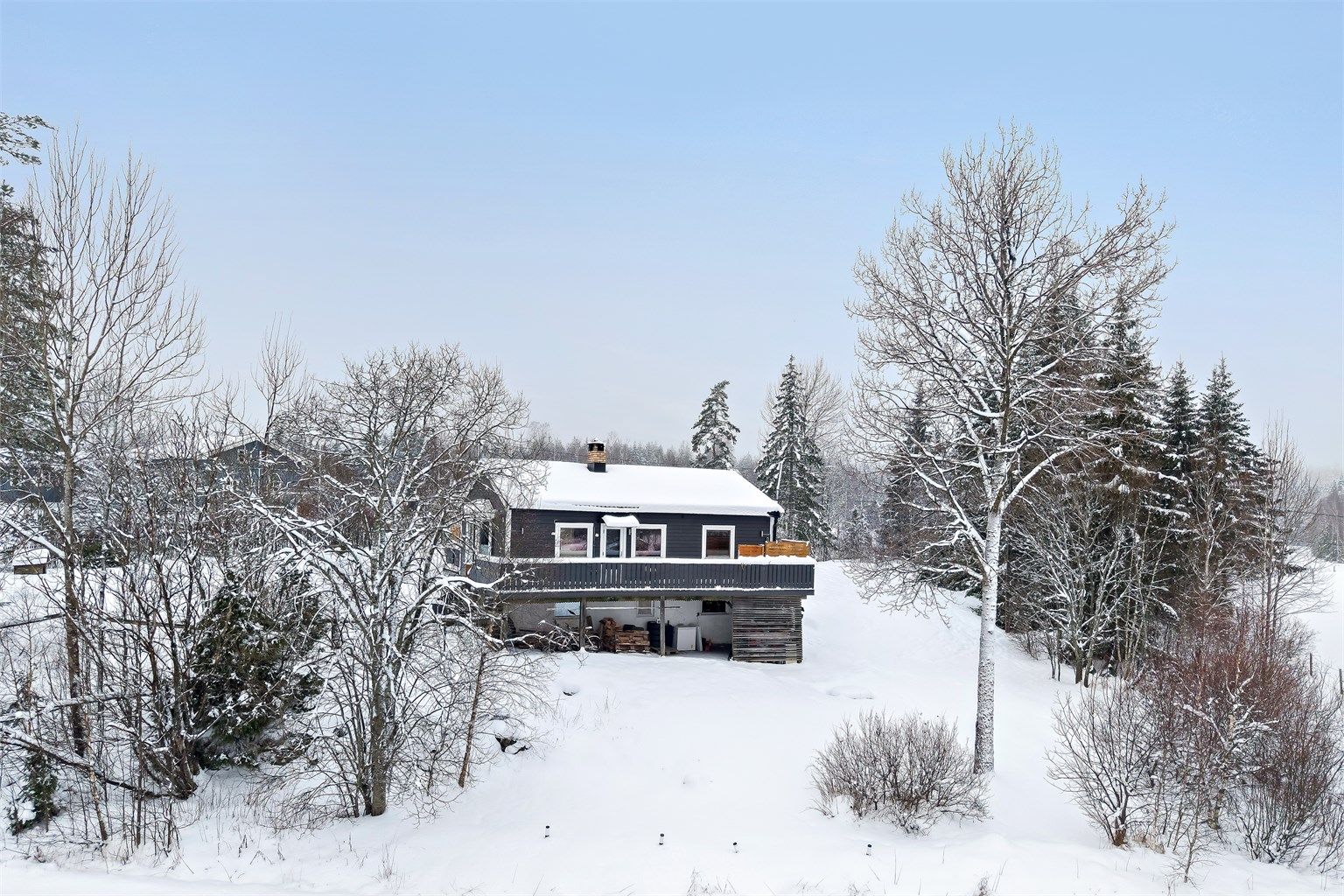 Frittliggende enebolig over to plan, med separat garasje og romslig tomt 