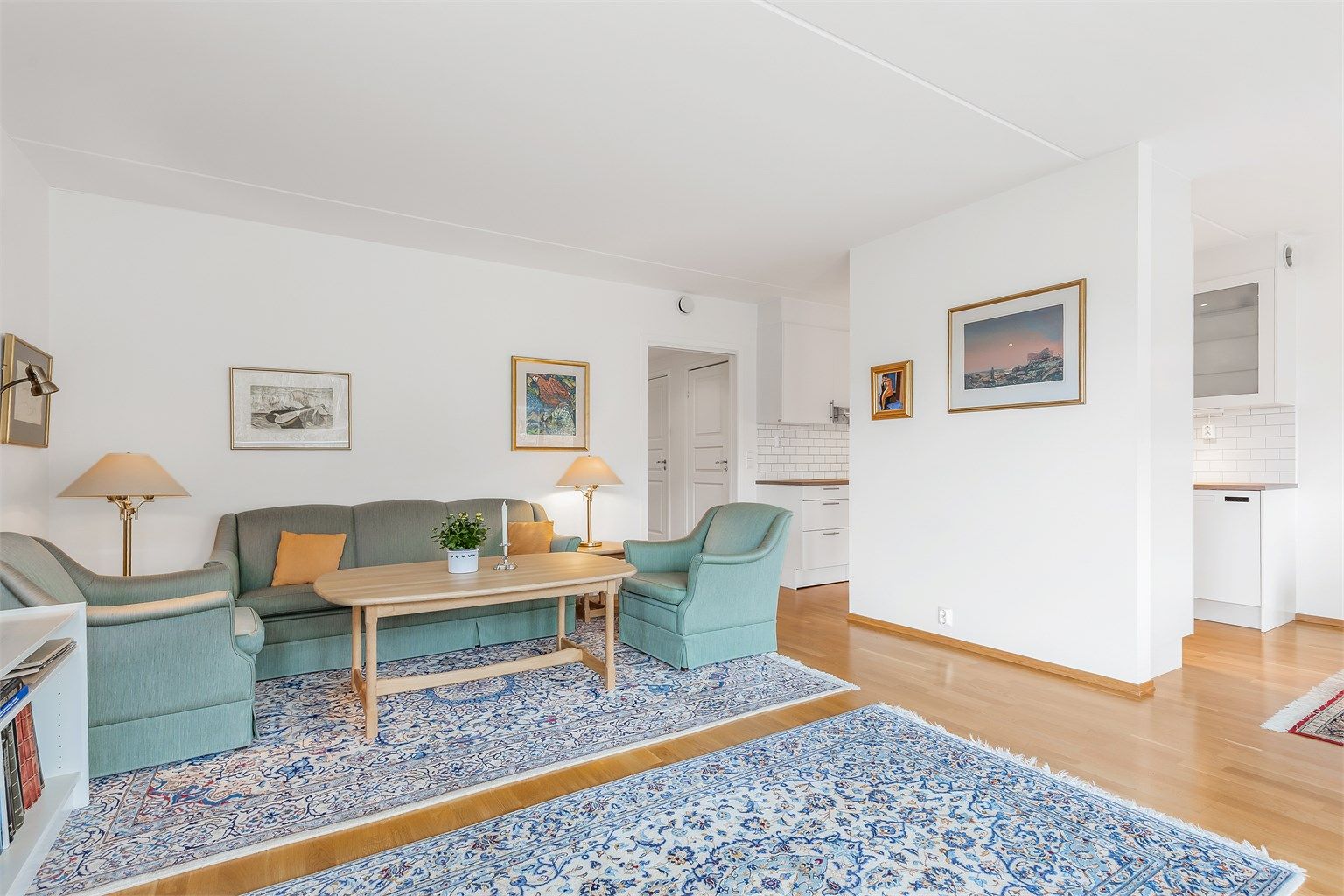 I stuen er det flere møbleringsmuligheter. Her er det plass til sittegruppe og TV-område.