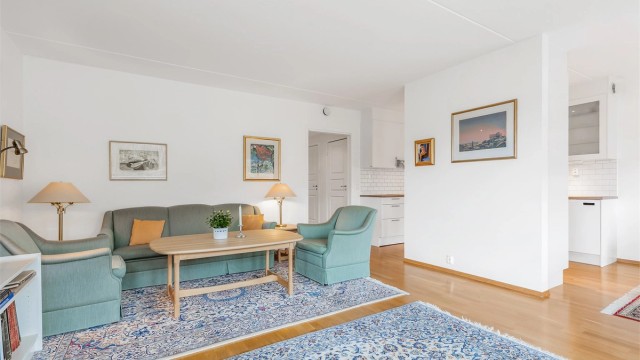 I stuen er det flere møbleringsmuligheter. Her er det plass til sittegruppe og TV-område.