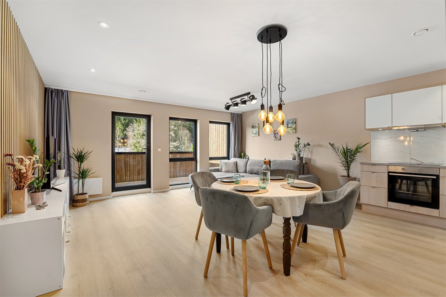 Fra stuen er det direkte utgang til en romslig terrasse.