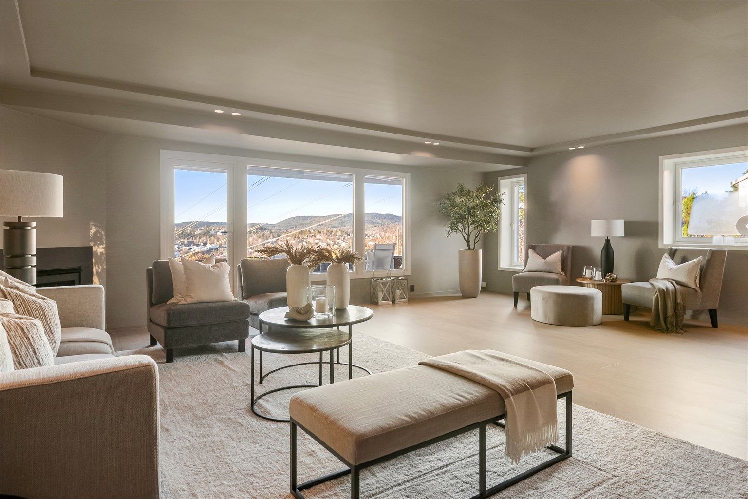 Velkommen til Myrhaugen 27 og denne svært pene 4-roms terrasseleiligheten med vestvendt beliggenhet og fantastisk utsikt. Presentert av Christoffer S. Akerjordet og Krogsveen