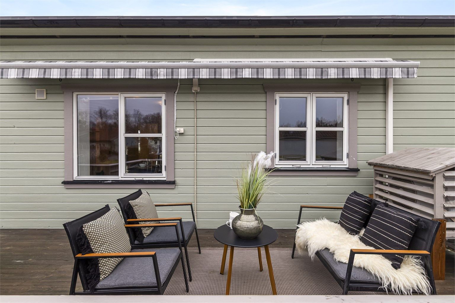 Den romslige, sydøstvendte terrassen på 16 m² er en solrik og privat uteplass. Ny markise skjermer for solen. 