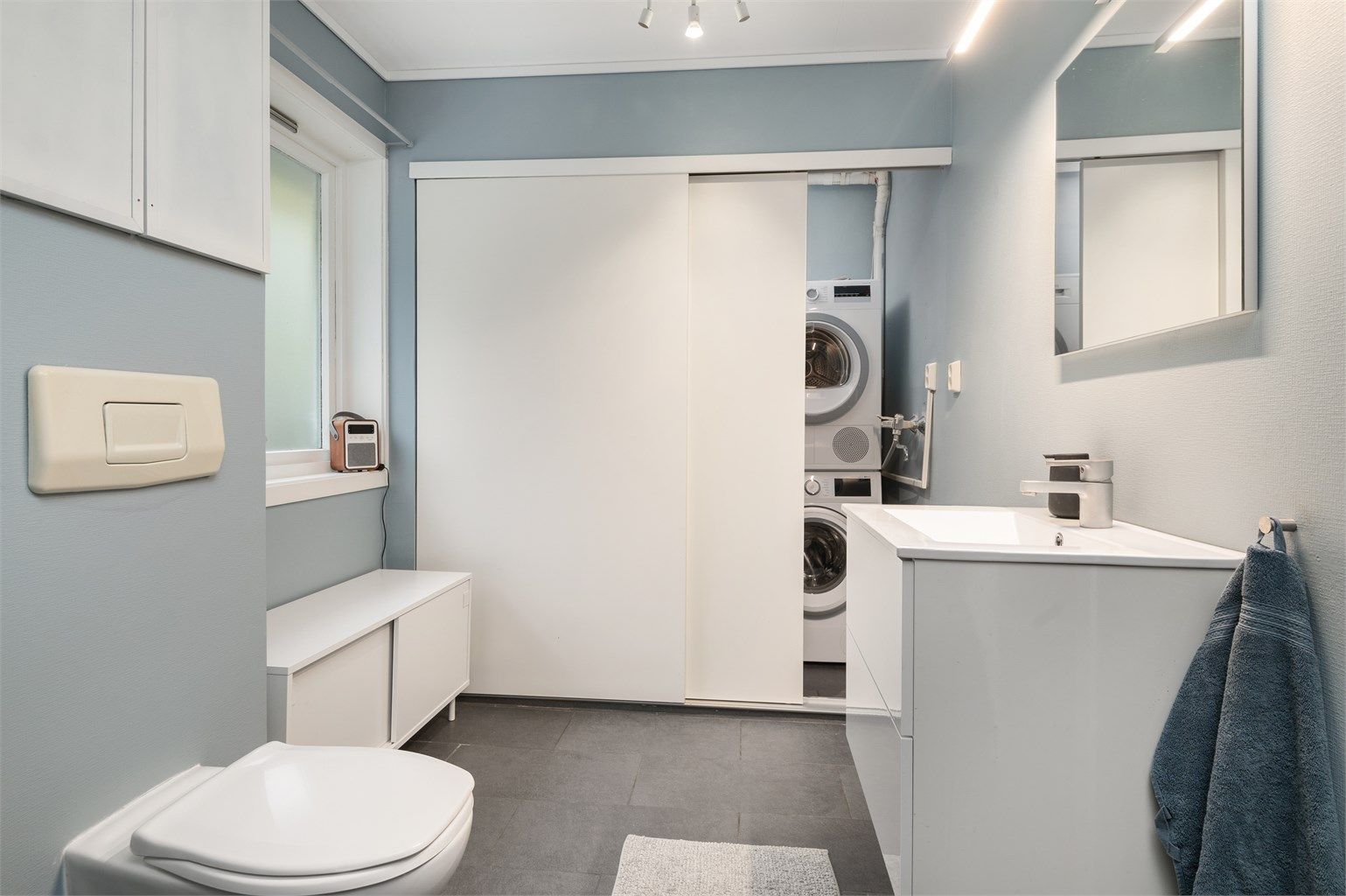 Bad/vaskerom er delvis oppusset mellom 2020 – 2023, med bl.a. servant, lys, speil og noe overflatebehandling. 