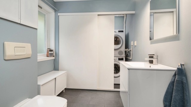 Bad/vaskerom er delvis oppusset mellom 2020 – 2023, med bl.a. servant, lys, speil og noe overflatebehandling.