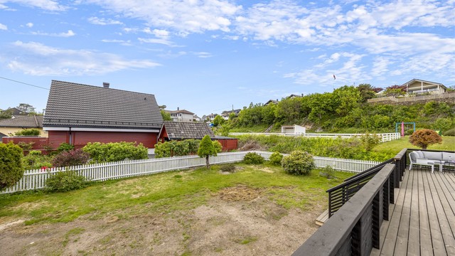 Tomten er opparbeidet med plenarealer og diverse beplantning.
