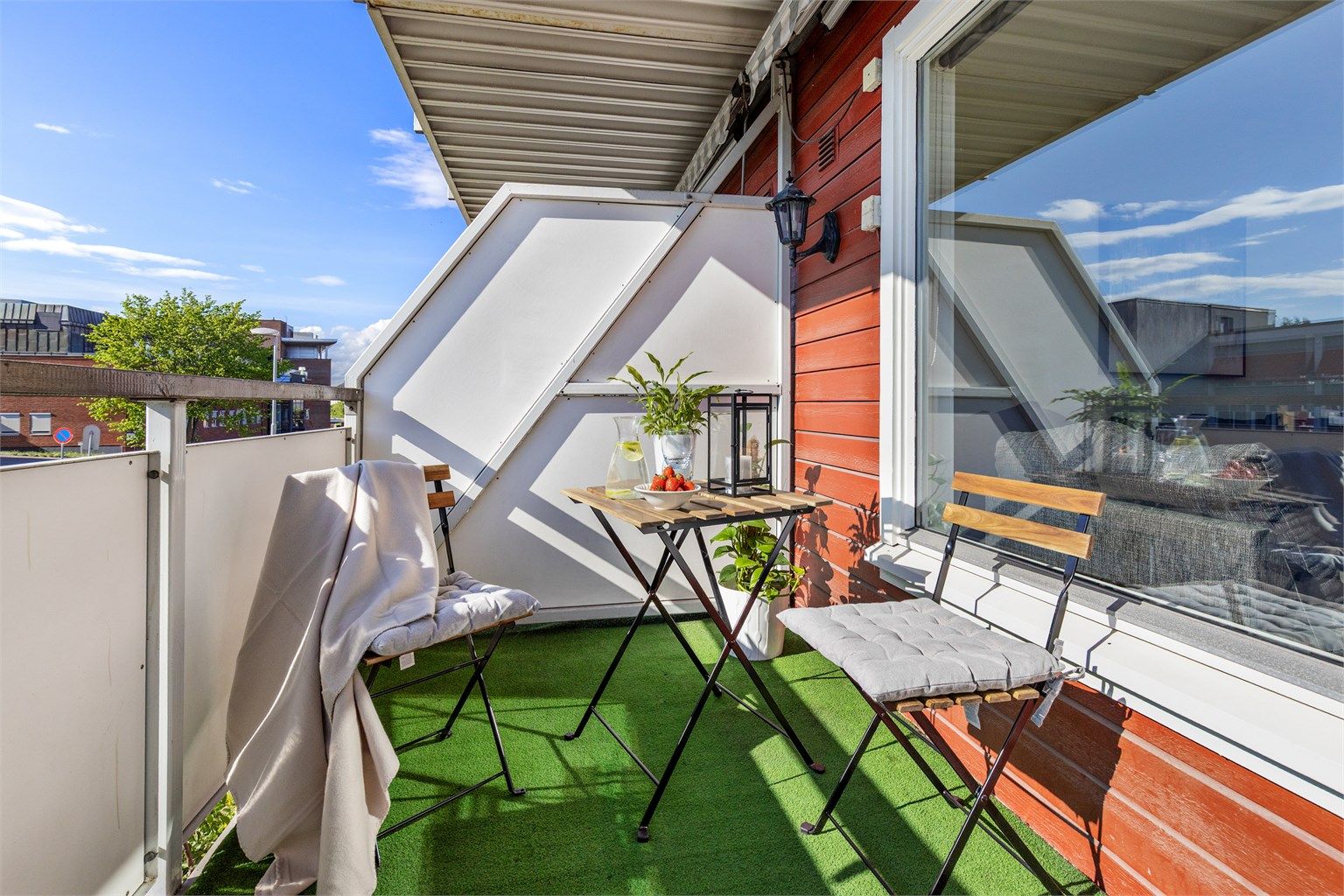 Balkongen er av god størrelse med plass til ønsket utemøblement. Selger opplyser om gode solforhold fra ca. formiddag til kveld. 