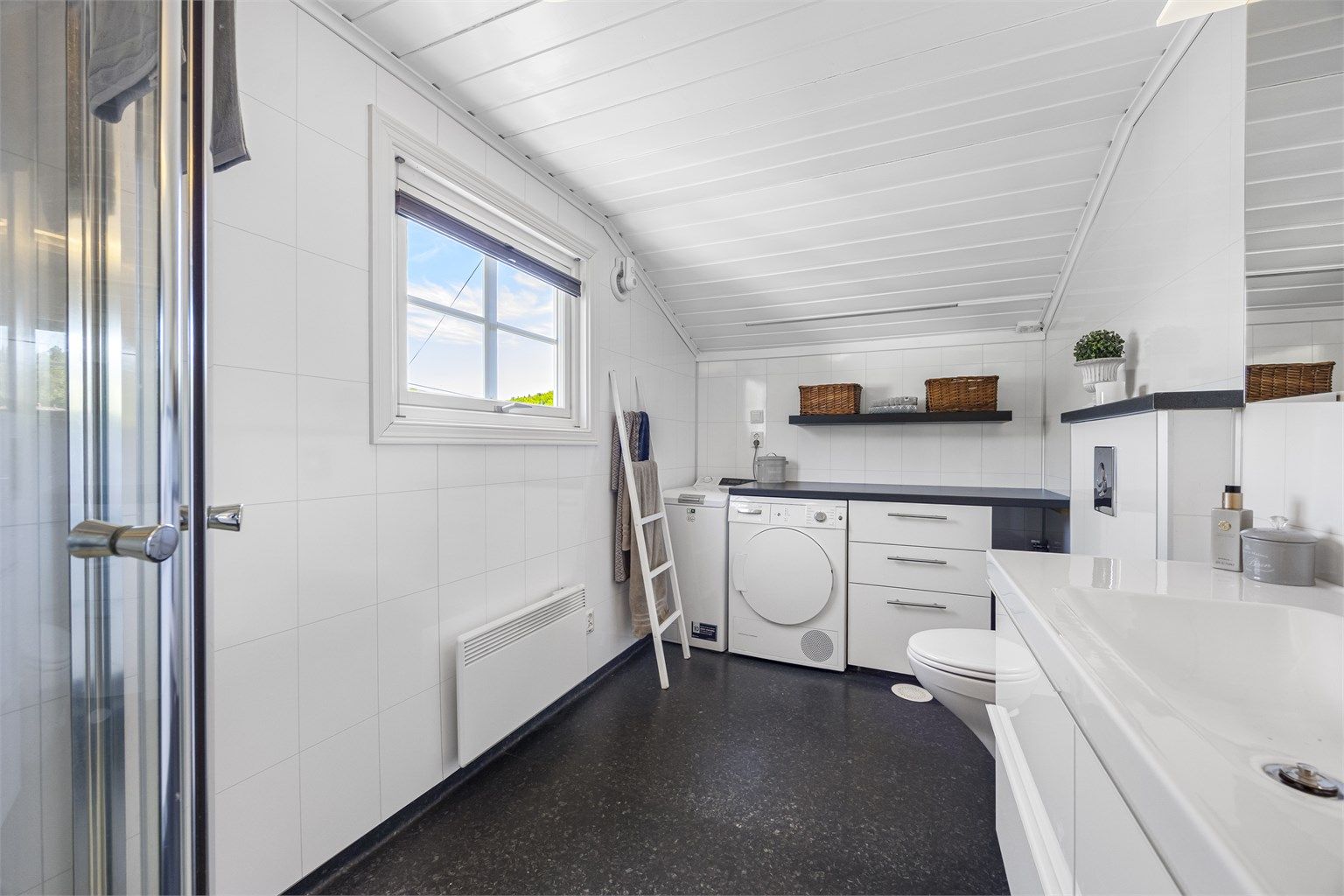 Vaskemaskin og tørketrommel følger med.