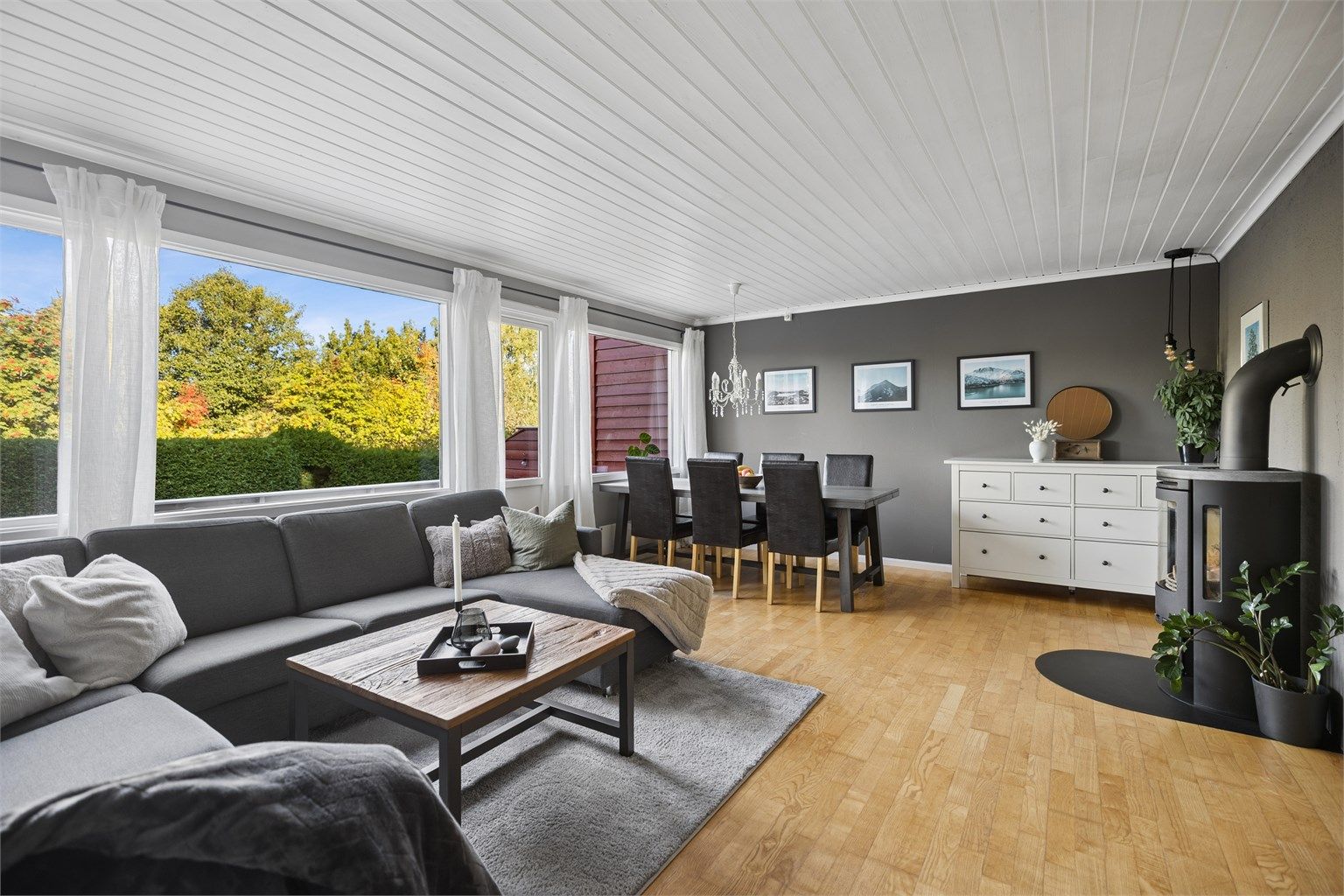 De store vindusflatene slipper inn rikelig med naturlig lys og skaper en lys og luftig atmosfære i rommet.