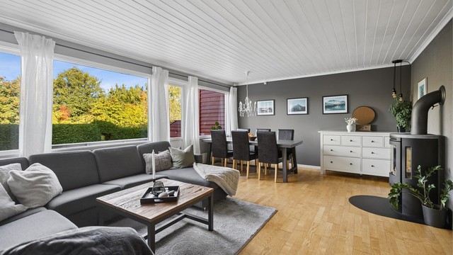 De store vindusflatene slipper inn rikelig med naturlig lys og skaper en lys og luftig atmosfære i rommet.