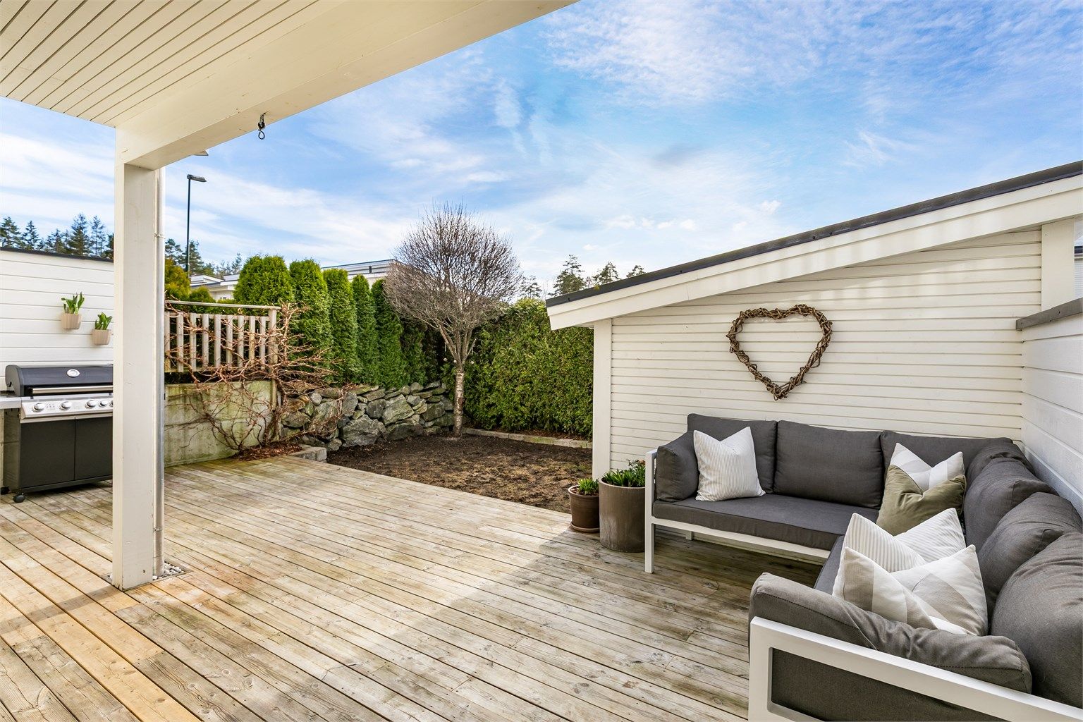 Et helt eget, avskjermet uteareal med både stor terrasse og hageflekk er kvaliteter få leiligheter av tilsvarende størrelse kan vise til. 
Fotograf;  Børge Oppegård.