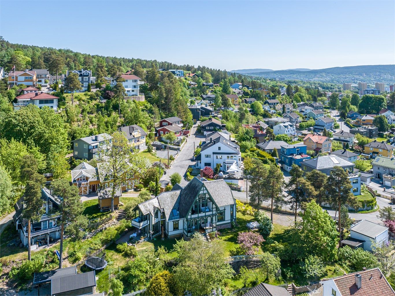 Rolig villavei som er blindgate uten gjennomgangstrafikk