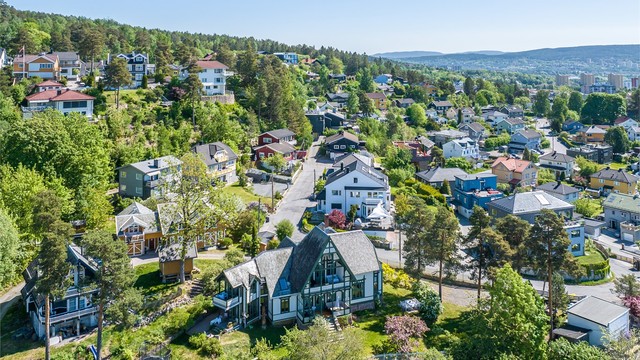 Rolig villavei som er blindgate uten gjennomgangstrafikk