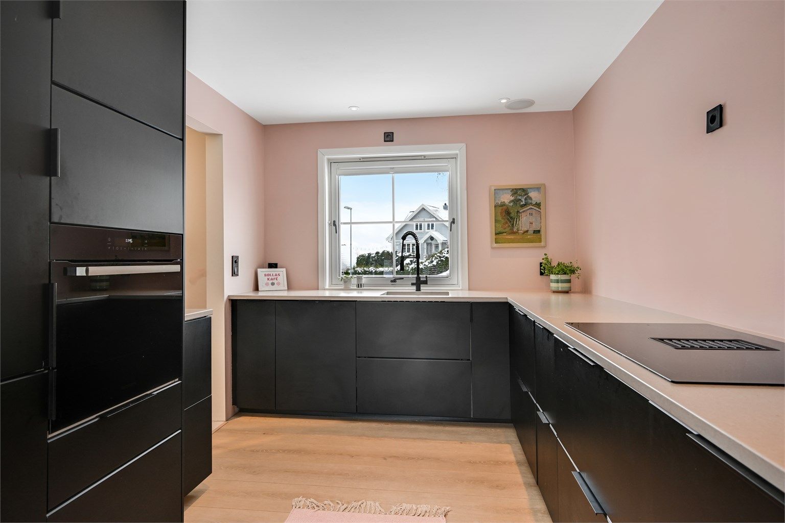 Det er integrerte hvitevarer som kjøl/fryseskap, oppvaskmaskin, induksjonstopp med ventilator og stekeovn. Ventilatoren er integrert i platetoppen og har kullfilter