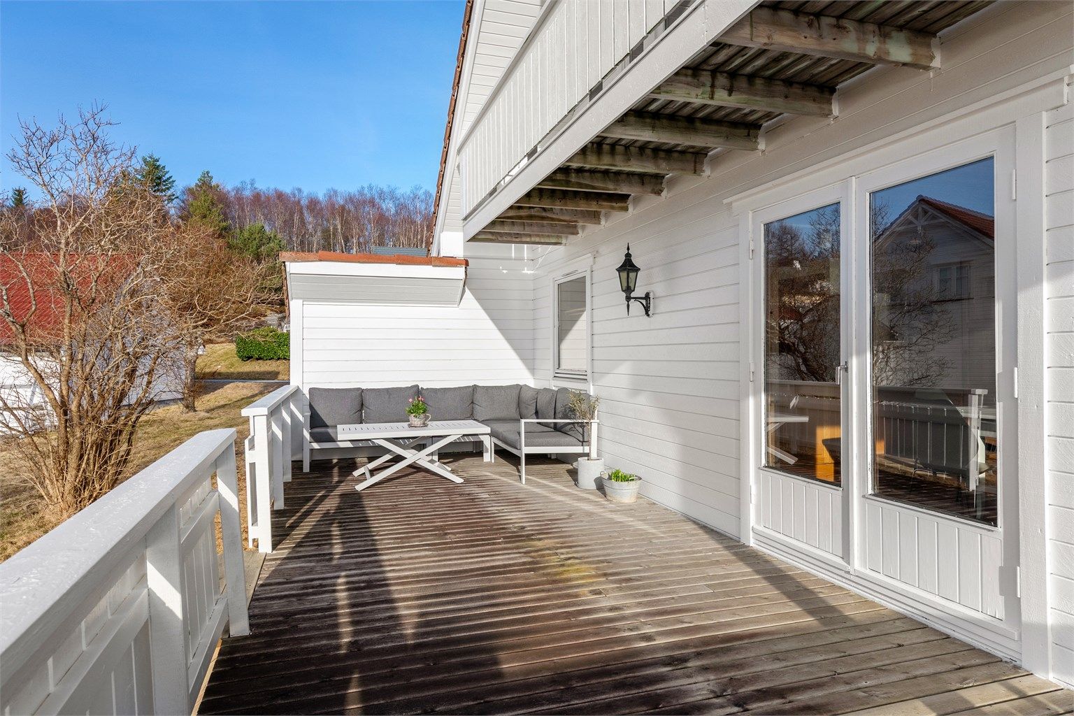 Deler av terrassen mot vest med utgang fra spisestue