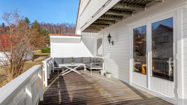 Deler av terrassen mot vest med utgang fra spisestue