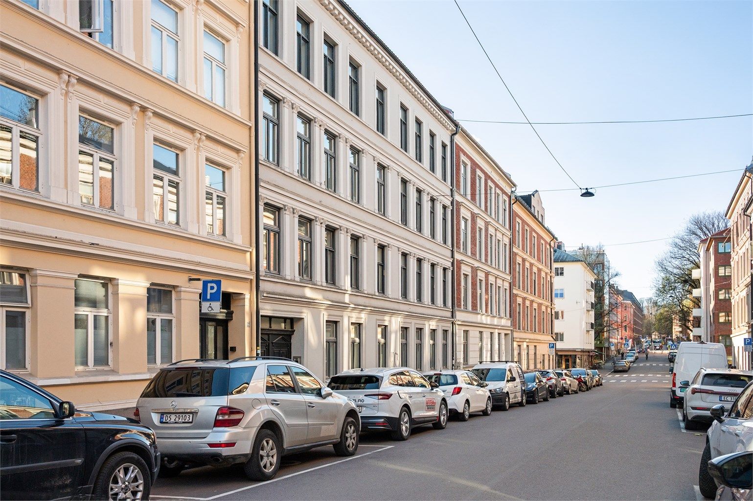 Du bor i et trygt og veletablert nabolag, samtidig som du kun er en kort spasertur unna alt du trenger i hverdagen.